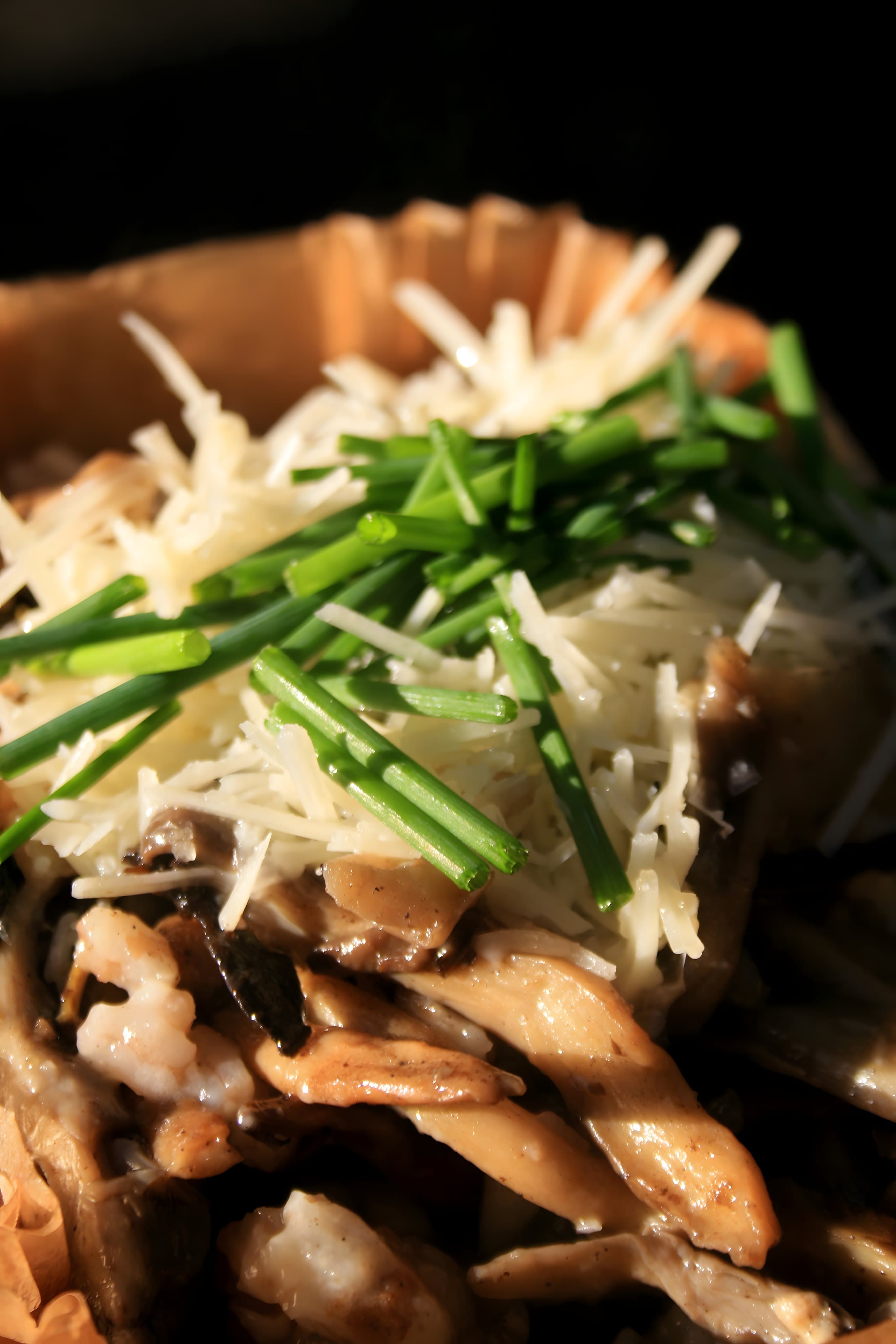 Close-up de prato com risoto cremoso e cogumelos salteados em destaque