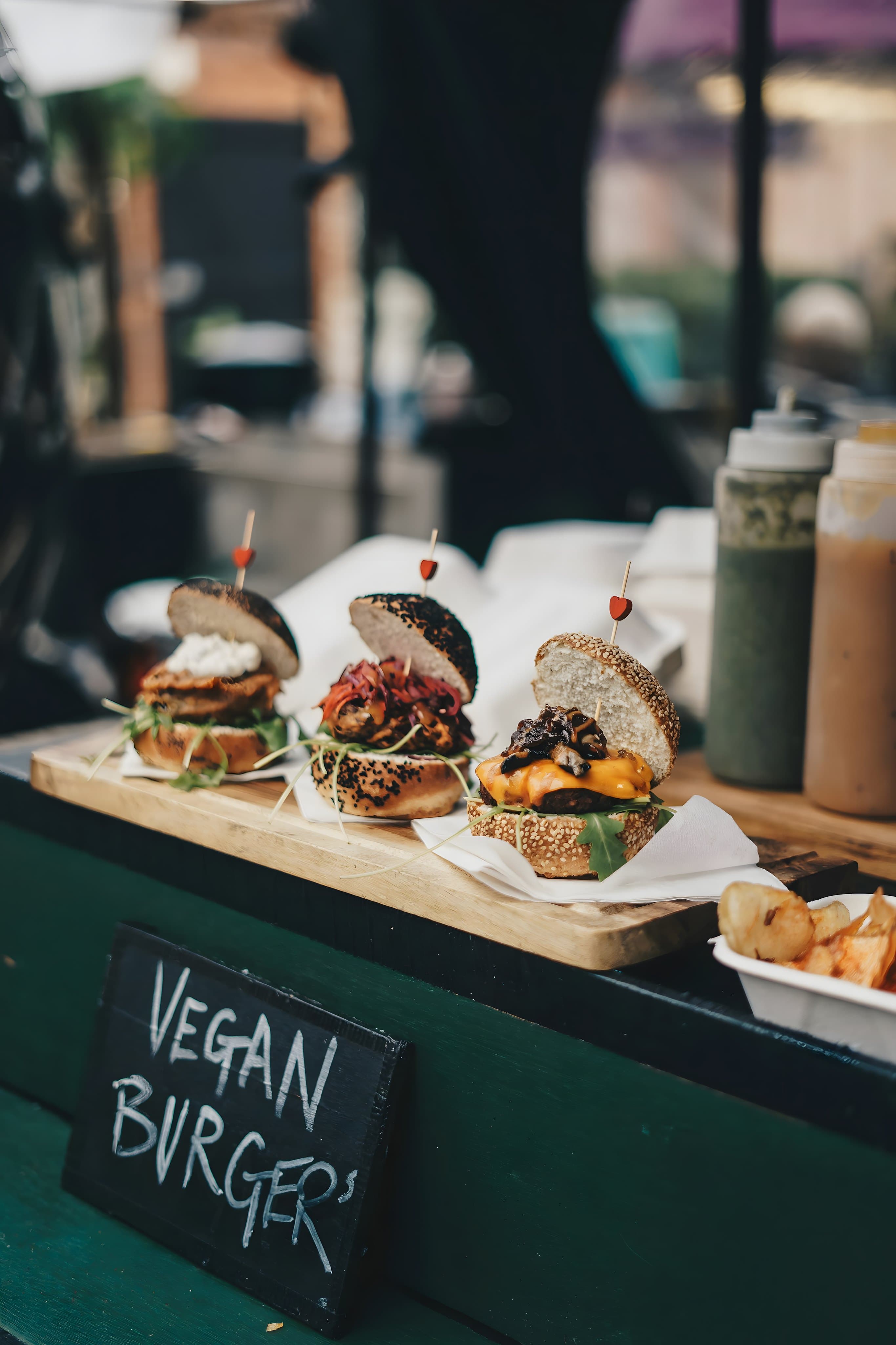 Mesa coberta com diferentes tipos de hambúrgueres veganos